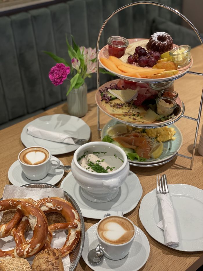 Frühstücks-Etagere mit Brezn und Kaffee