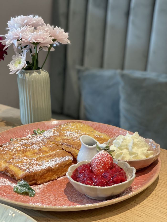 French Toast mit Erdbeeren und Sahne