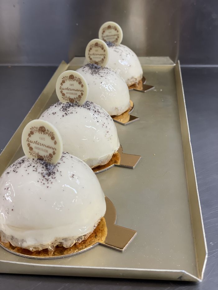 Kuppeltörtchen auf dem Blech