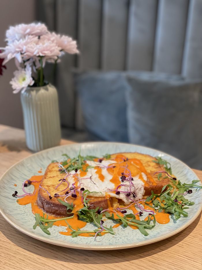 Frühstücksteller mit Lachs und Kräutern