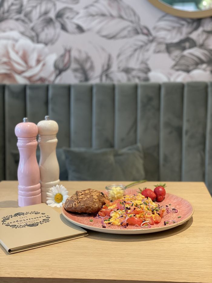 Rührei mit Brötchen und Erdbeeren