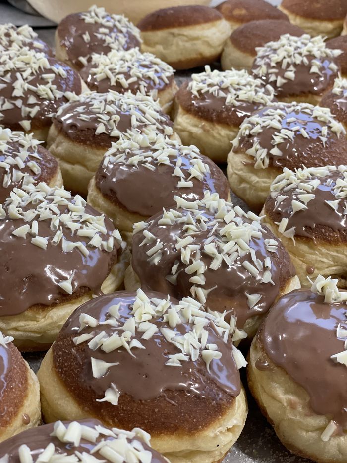 Schokokrapfen mit Mandelblättchen