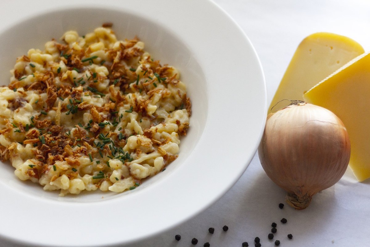 Käsespätzle mit Röstzwiebeln in einer weißen Schale